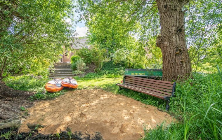 Kanus und Bank am Ufer der Spree